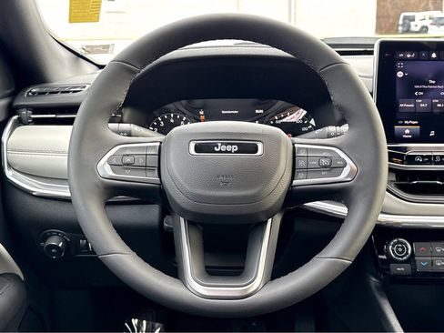 Used 2024 Jeep Compass Limited image 14