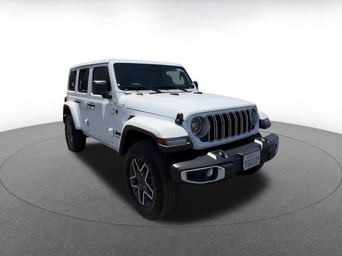 Used 2025 Jeep Wrangler Unlimited Sahara AWD/4WD image 3