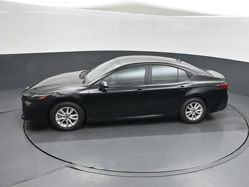 Used 2025 Toyota Camry LE image 34