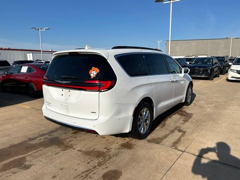Used 2022 Chrysler Pacifica Touring-L w/ Uconnect Theater Family Group AWD/4WD image 3