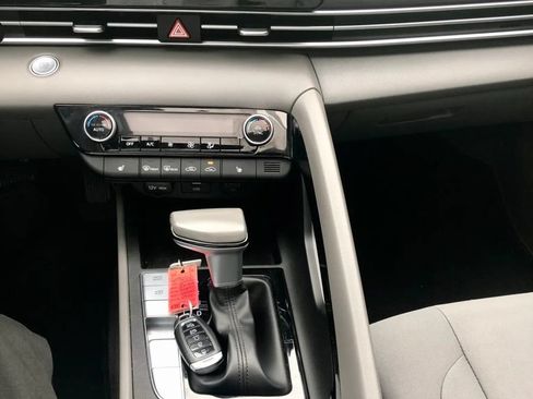 Used 2022 Hyundai Elantra SEL w/ Convenience + Premium Package FWD image 18