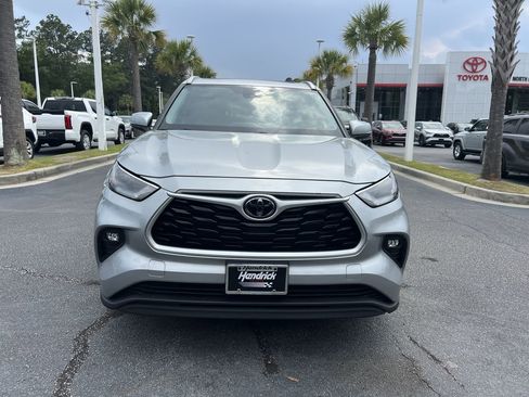Used 2023 Toyota Highlander XLE AWD/4WD image 3
