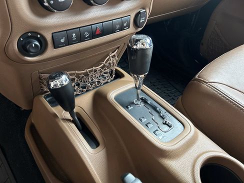 Used 2015 Jeep Wrangler Unlimited Sahara AWD/4WD image 16