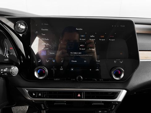 Used 2024 Lexus RX 450h AWD w/ Luxury Package image 27