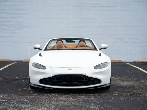 Used 2021 Aston Martin V8 Vantage Roadster image 14