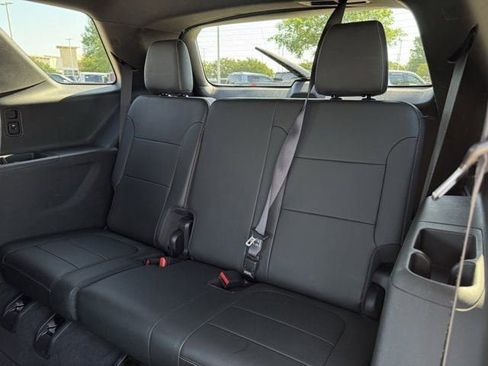 Used 2023 Chevrolet Traverse LT w/ Rear Camera Mirror Package FWD image 31