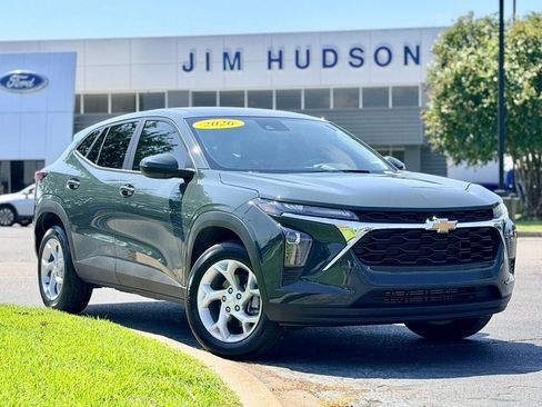 Used 2026 Chevrolet Trax LS w/ LS Convenience Package FWD image 2