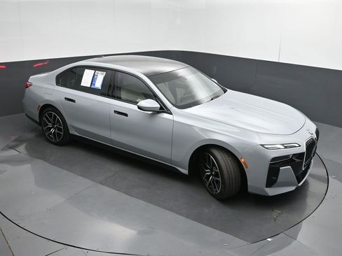 Used 2024 BMW 760i xDrive w/ Premium Package 2 image 43