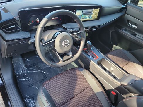 Certified 2025 Nissan Kicks SR FWD image 13