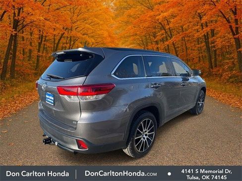 Used 2018 Toyota Highlander SE image 4