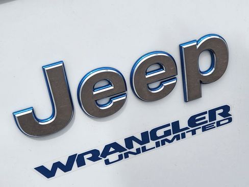 Used 2022 Jeep Wrangler Unlimited Sahara w/ Cold Weather Group AWD/4WD image 13