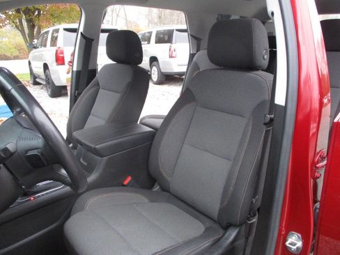 Used 2020 Chevrolet Traverse LT image 17