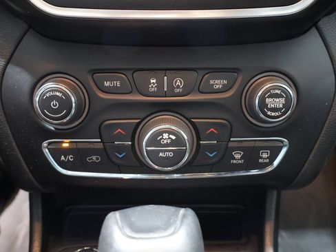 Used 2021 Jeep Cherokee Trailhawk AWD/4WD image 33