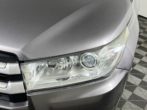 Used 2019 Toyota Highlander XLE image 11