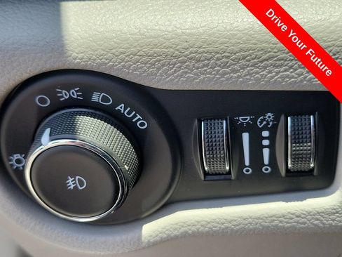 Used 2023 Chrysler Pacifica Touring-L FWD image 16