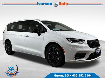 New 2026 Chrysler Pacifica Select