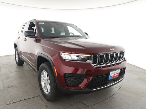 New 2025 Jeep Grand Cherokee Laredo w/ Luxury Tech Group I image 3