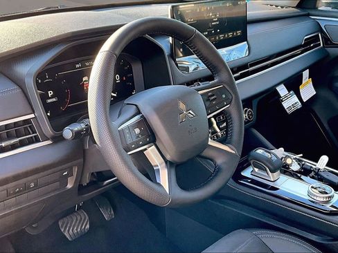 New 2026 Mitsubishi Outlander SE image 8