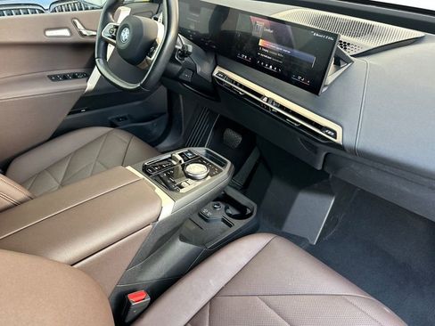 Used 2024 BMW iX xDrive50 w/ Premium Package AWD/4WD image 17