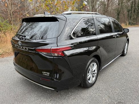 Used 2023 Toyota Sienna Limited image 6