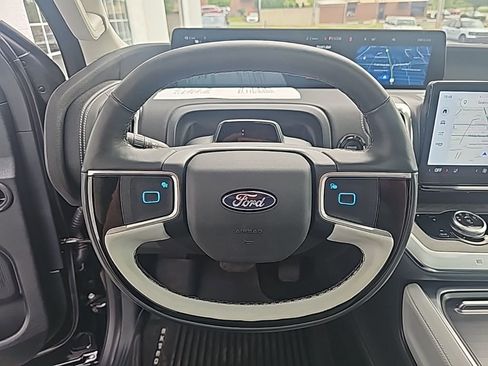 Used 2025 Ford Expedition Platinum w/ Driver's Package AWD/4WD image 16