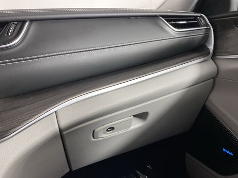 Used 2022 Jeep Grand Cherokee Overland w/ Luxury Tech Group IV image 32