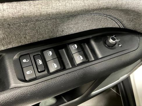 Used 2025 Jeep Compass Latitude w/ Sun & Sound Group AWD/4WD image 40