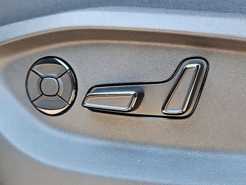 New 2026 Volkswagen Tiguan SE image 13