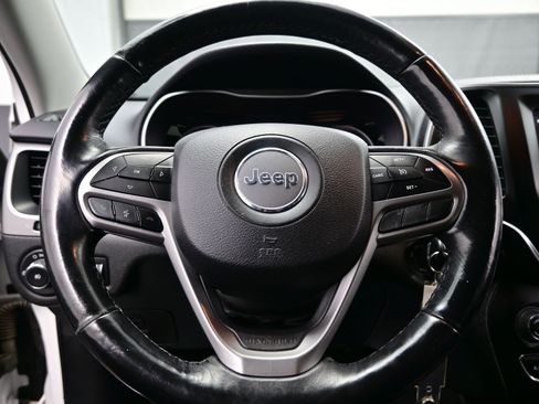 Used 2019 Jeep Cherokee Latitude w/ Cold Weather Group image 21