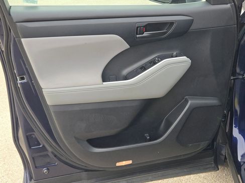 Used 2023 Toyota Highlander L image 11