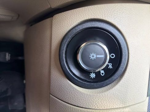 Used 2015 Ford Taurus SE FWD image 19