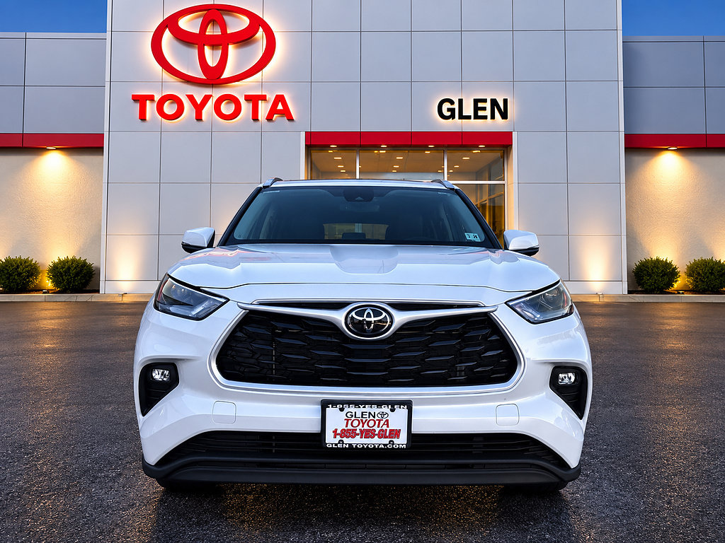 Used 2022 Toyota Highlander XLE AWD/4WD image 2