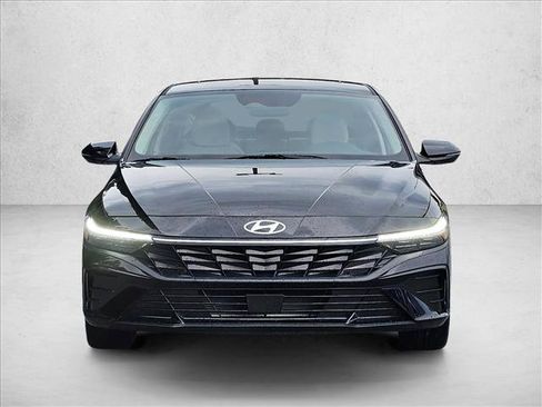 Certified 2025 Hyundai Elantra Limited FWD image 6