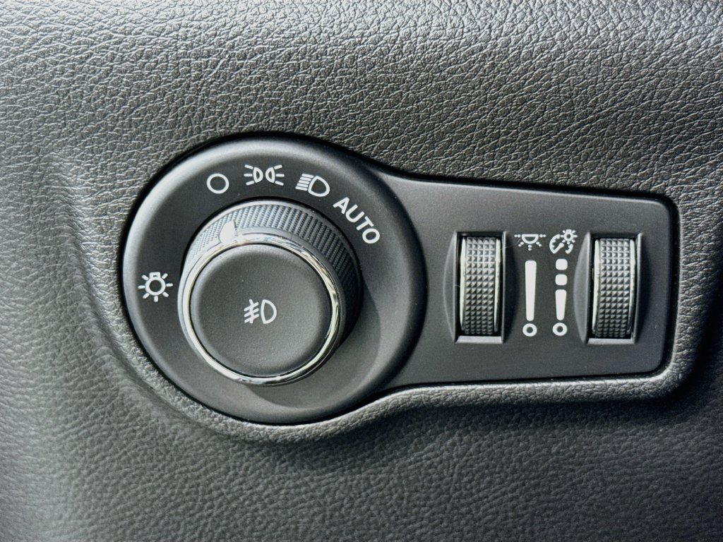 Used 2024 Jeep Compass Latitude AWD/4WD image 18
