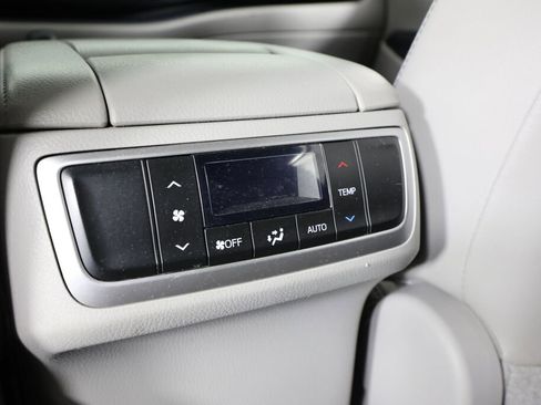 Used 2017 Toyota Highlander Limited image 18