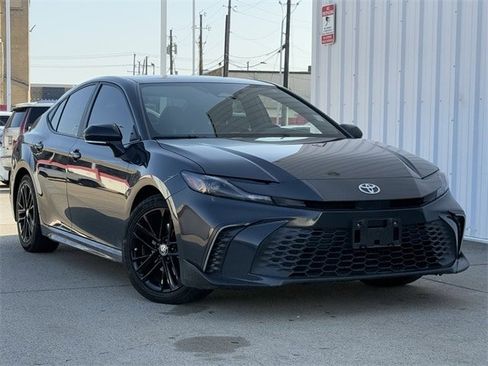 Used 2025 Toyota Camry SE image 1
