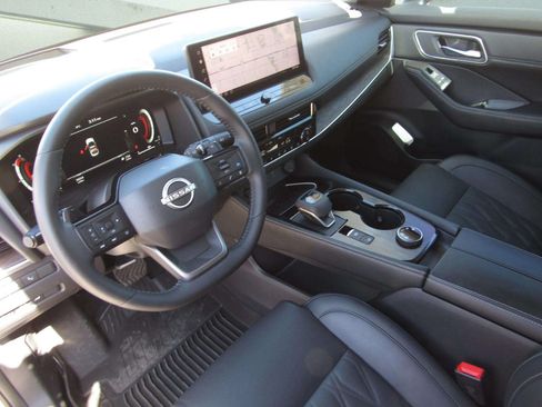 Used 2025 Nissan Rogue Platinum w/ Platinum Premium Package AWD/4WD image 17