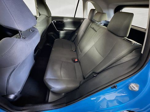 Used 2019 Toyota RAV4 LE w/ Carpet Mat Package image 27
