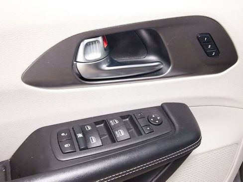 Used 2022 Chrysler Pacifica Touring-L AWD/4WD image 13