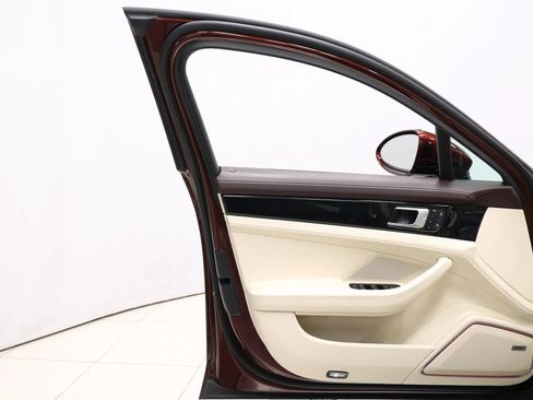 Used 2022 Porsche Panamera image 11
