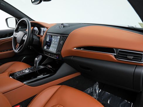 Certified 2023 Maserati Levante GT AWD/4WD image 10