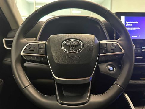 Used 2023 Toyota Highlander XLE AWD/4WD image 11