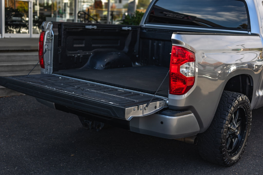 Used 2018 Toyota Tundra Limited w/ Limited Premium Package AWD/4WD image 8