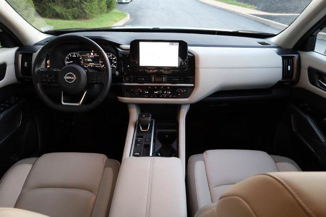Certified 2025 Nissan Pathfinder SL FWD image 27
