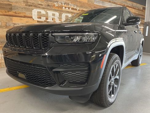 New 2025 Jeep Grand Cherokee Altitude image 10