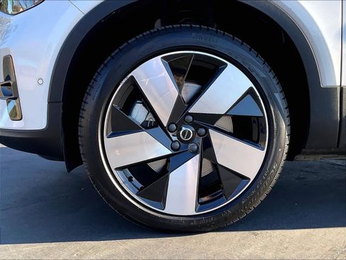 Used 2023 Volvo XC40 Recharge Ultimate w/ Protection Package Premier image 12