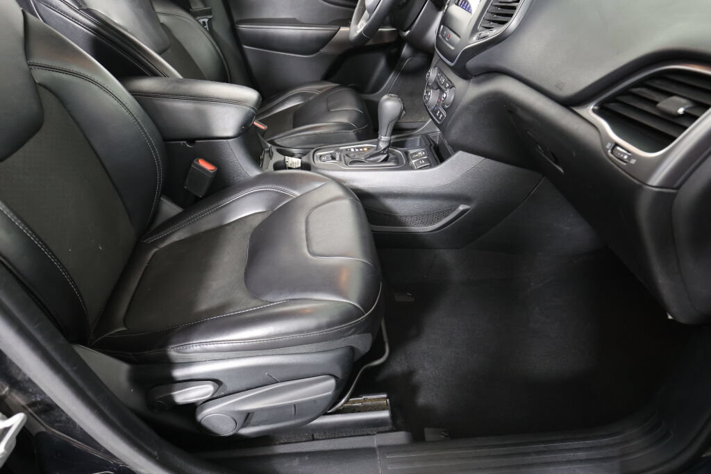 Used 2019 Jeep Cherokee Latitude Plus w/ Comfort/Convenience Group FWD image 28