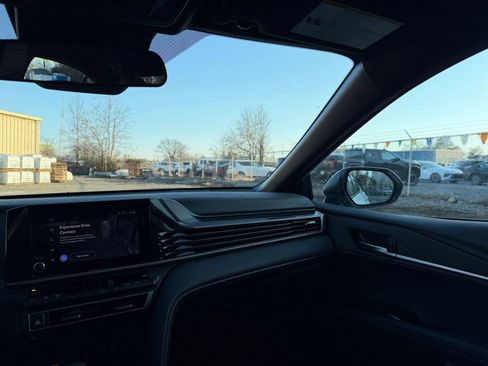 Used 2025 Toyota Camry SE image 35