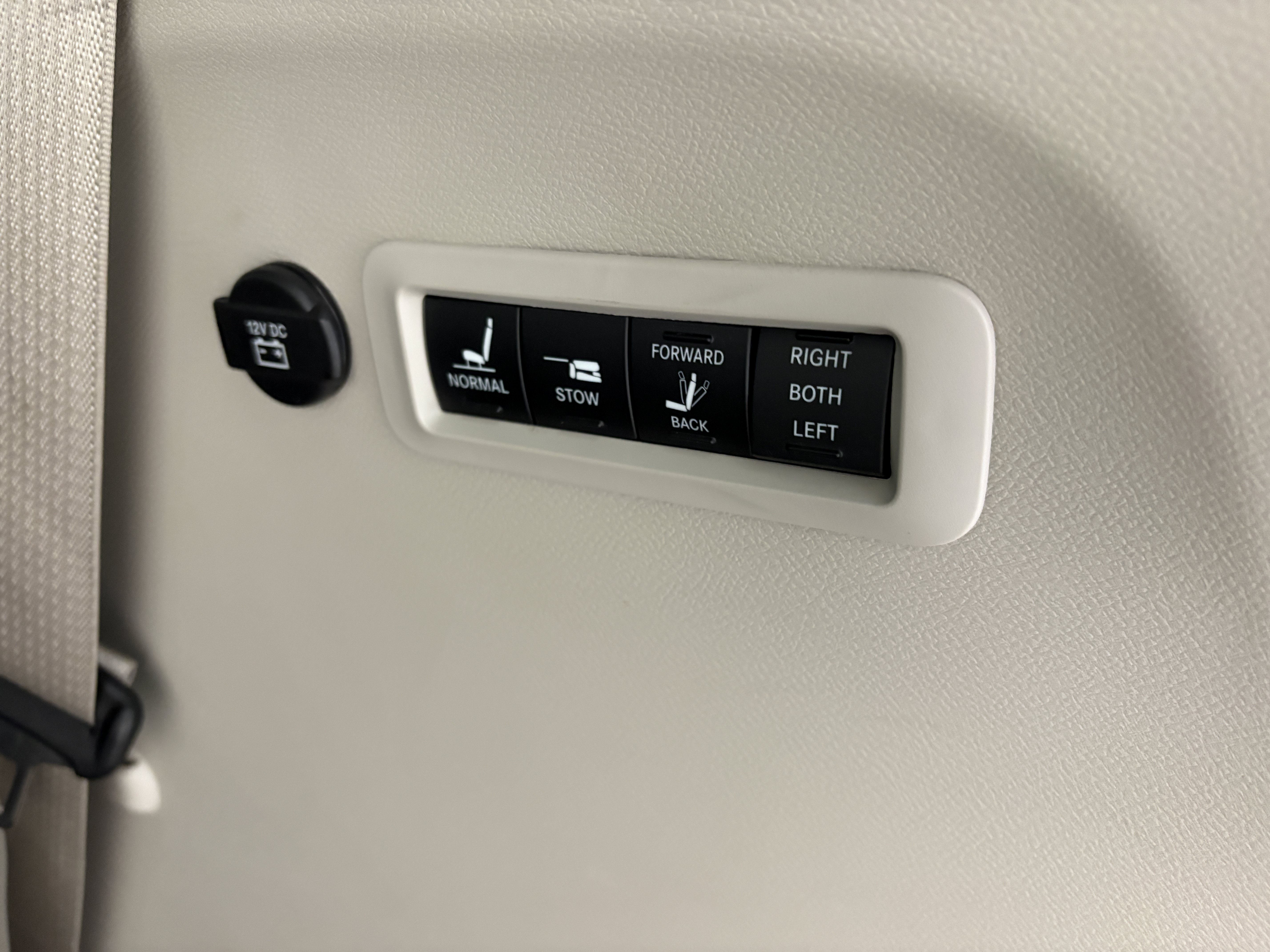 Used 2020 Chrysler Pacifica Limited w/ Advanced Safetytec Group FWD image 11