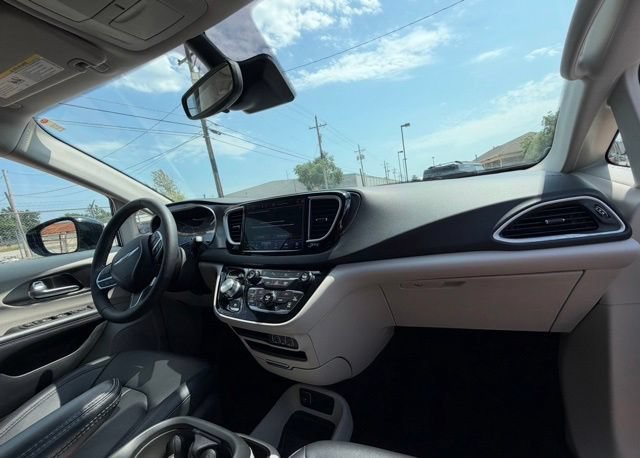 Used 2024 Chrysler Pacifica Touring-L FWD image 15